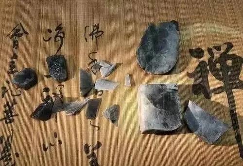 88万玻璃种原石,168万买原石一刀切出蛛网裂