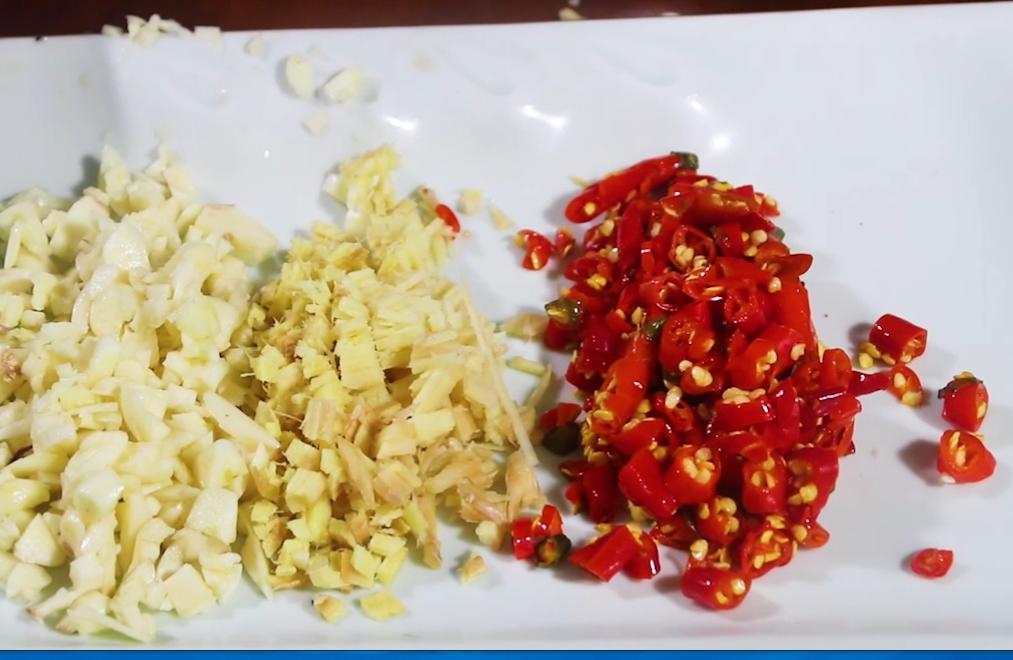 把猪脚炖好吃的做法,两年的猪脚怎么煮好吃又简单