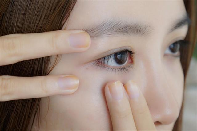 才20岁眼角有细纹怎么办,年纪轻轻眼角纹很严重
