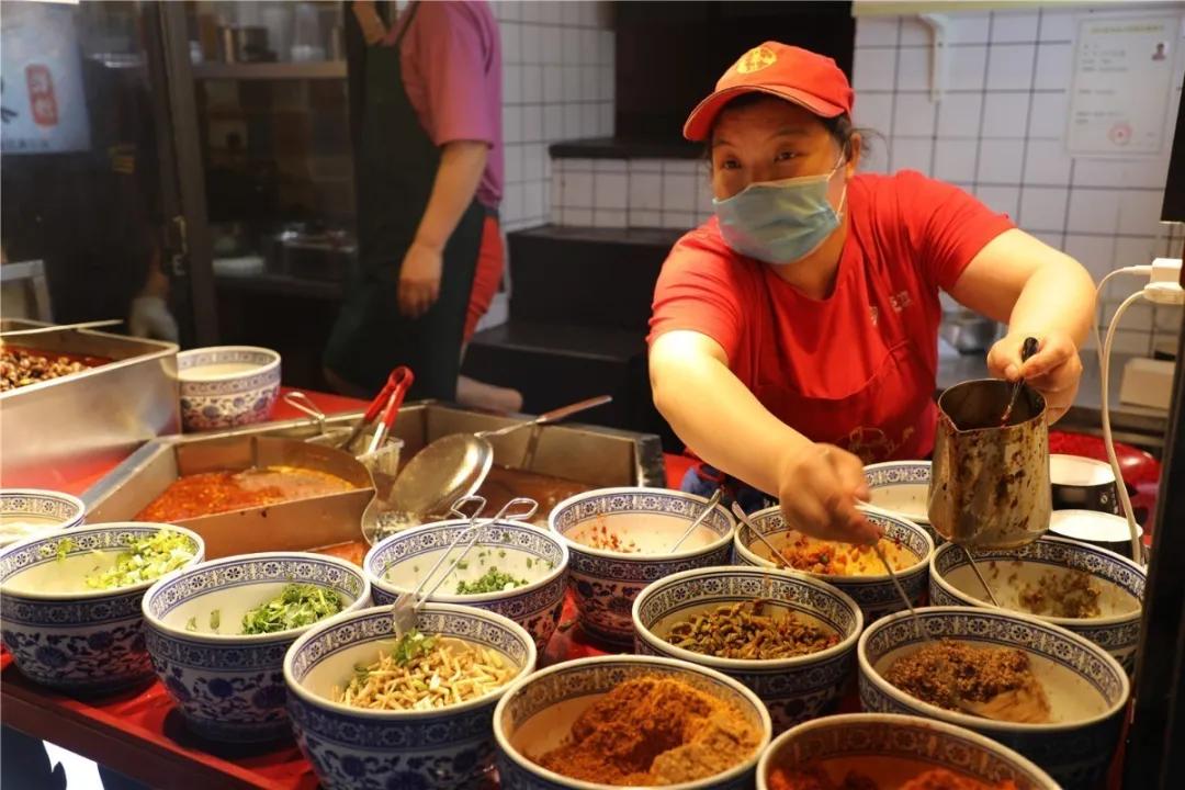 “当当......”快上车，成都的夜生活开始了