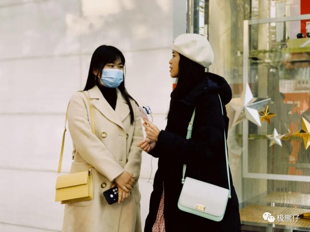 今天背什么｜魔都的“欧洲小镇”上，女神们都背什么包*过包**节呢？