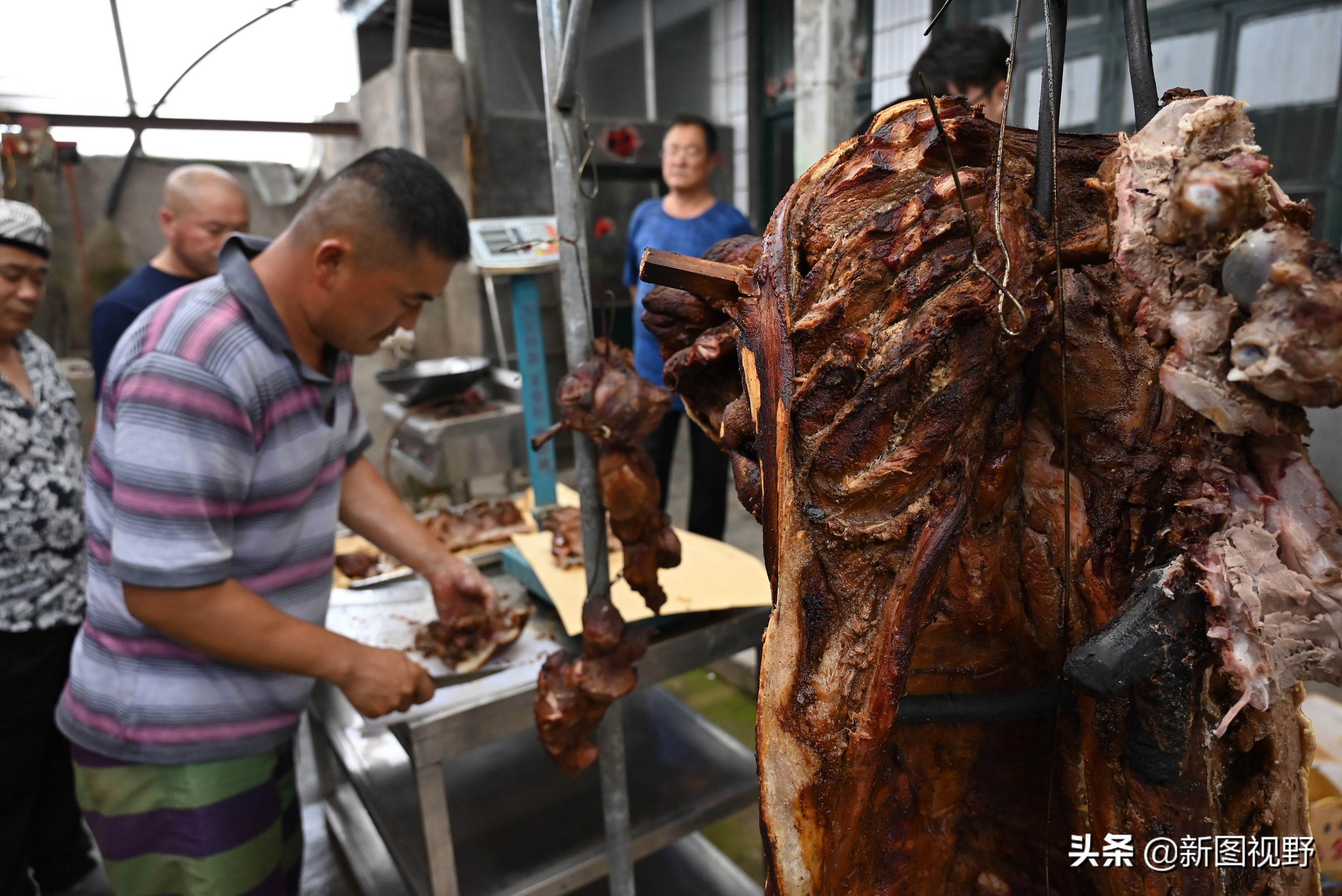 猪价下跌，夫妻“烤全猪”停烤2年后开烤，200斤烤肉出炉就卖光