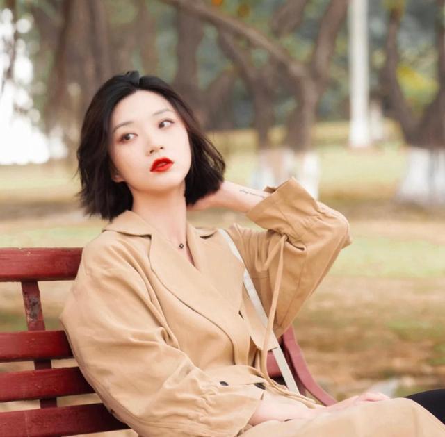 眉上刘海短发发型方脸,窄长方脸适合弯月眉吗