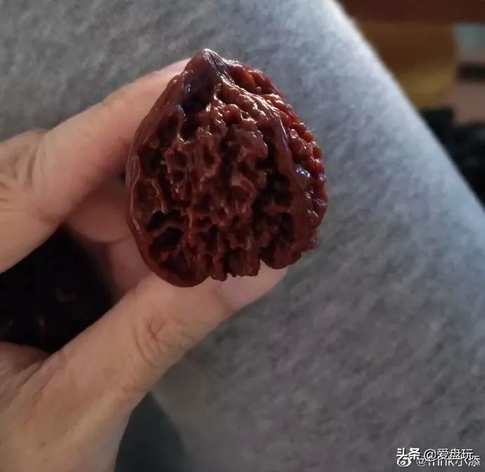 核桃盘时间长了为什么会变红玉化,盘的核桃发霉了怎么办