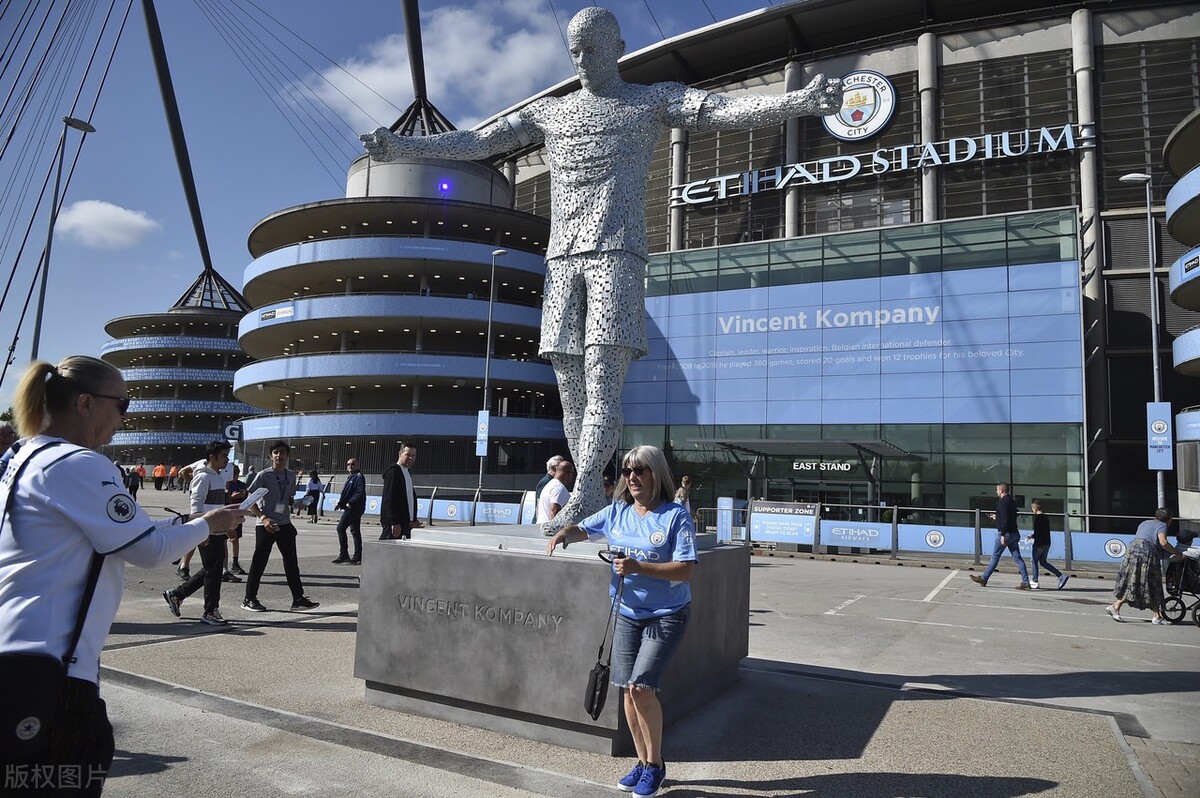 曼城孔帕尼雕像,曼城主场伊蒂哈德球场雕像