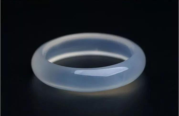 什么玉镯好养又养人,适合女生戴养人的玉镯