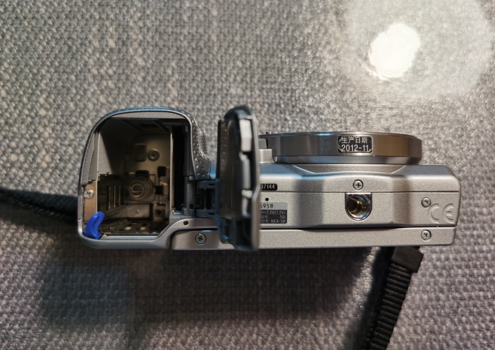 索尼相机更换快门组件,索尼微单相机电池盖拆卸教程