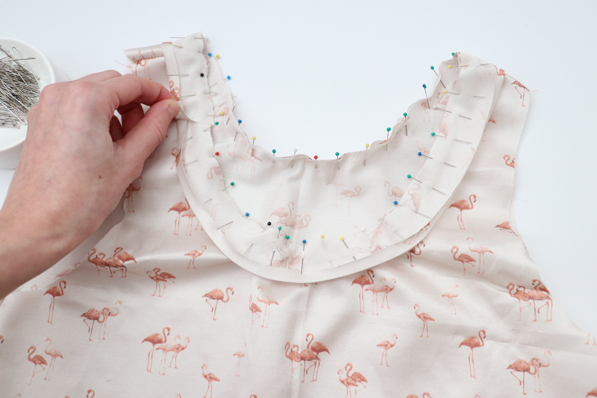 领口和领子的缝合方法,v领领口中间有三针平针缝合方法