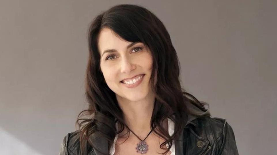 贝佐斯前妻有多少钱,贝索斯的现任妻子