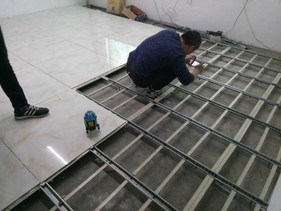 新房子装修工人装修进度很慢,新房装修完就铺砖