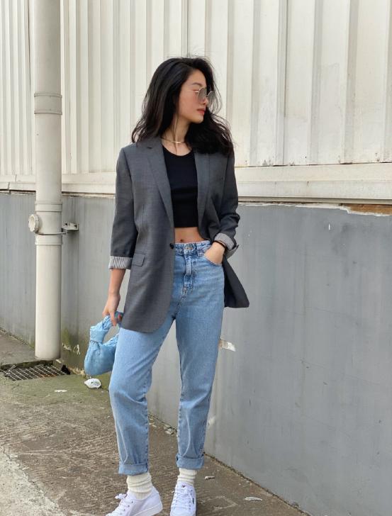 杨采钰吊带裙穿搭图,杨采钰身穿小皮衣化身时髦精