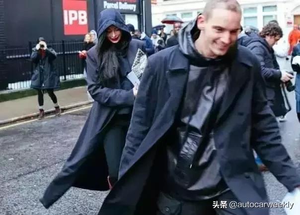 卫衣紧身怎么穿,卫衣装法