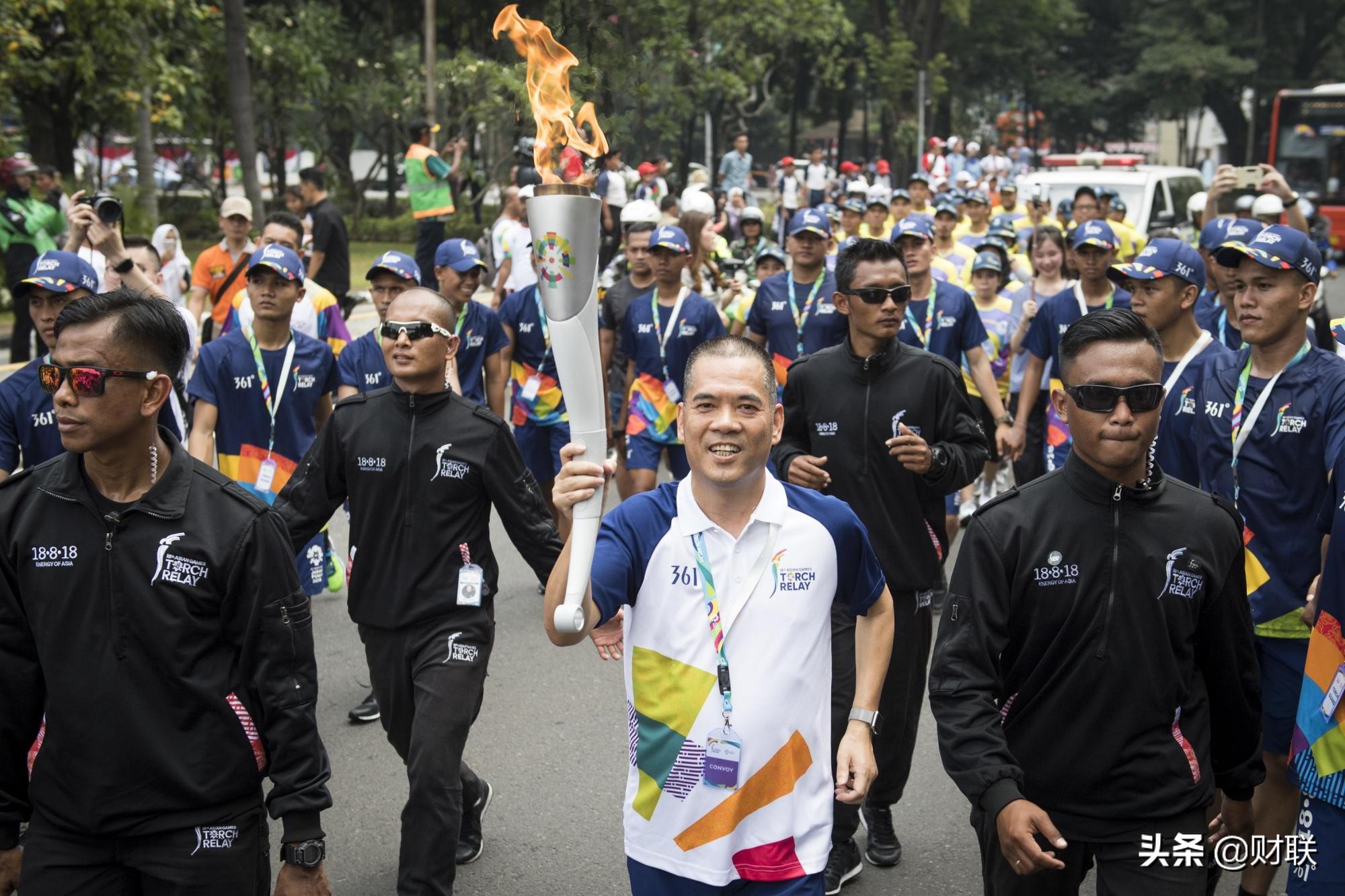 鞋企砸广告，花1多亿打败耐克，两次失误跌落神坛，现市值19亿