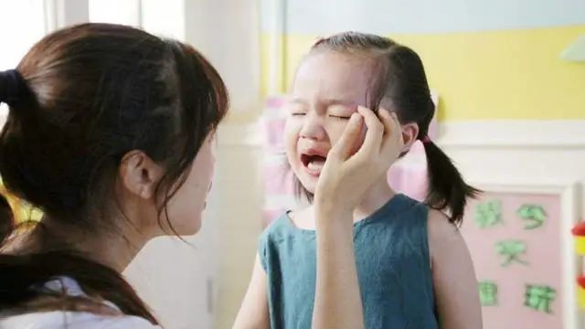 家长开豪车被踢出群现场视频,家长开跑车接送孩子被踢出群后续