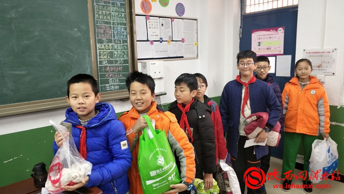 爱心捐赠进校园寒冬温情暖人心,乡村小学爱心捐赠活动简报