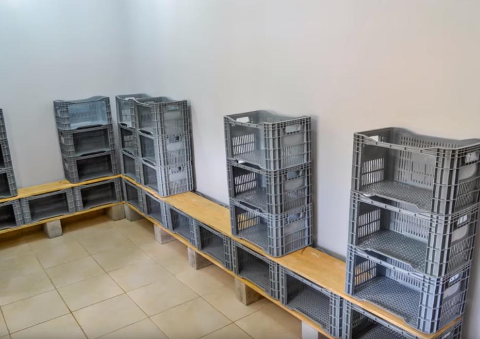 卖水果剩的塑料筐，老公堆在墙角做个L型衣帽间，还挺像回事的