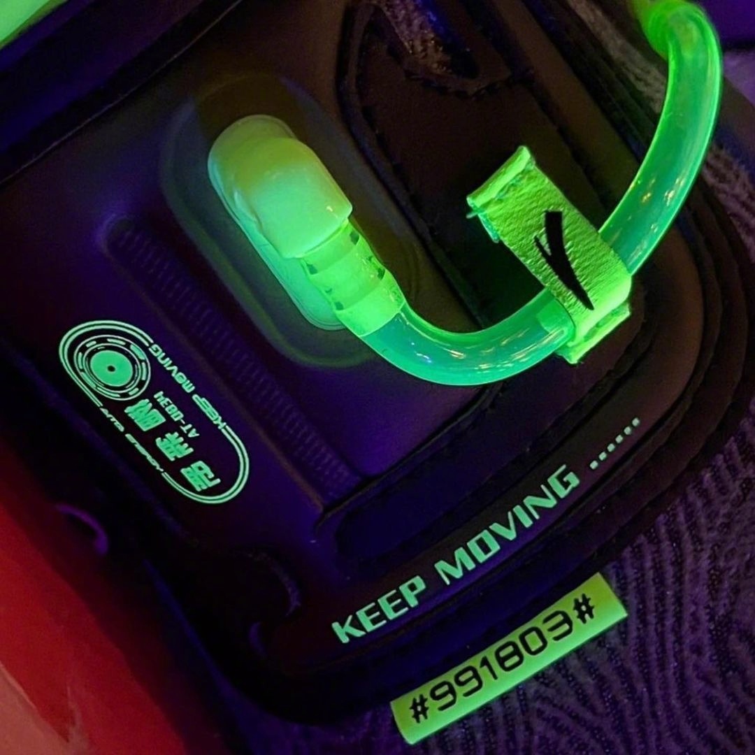 安踏充气蓄能舱篮球鞋,安踏底部有很多透气孔的鞋