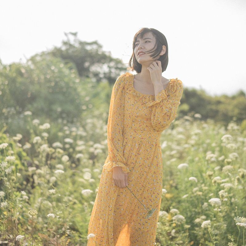 黄色碎花连衣裙搭配技巧,莫奈花园法式黄色碎花连衣裙