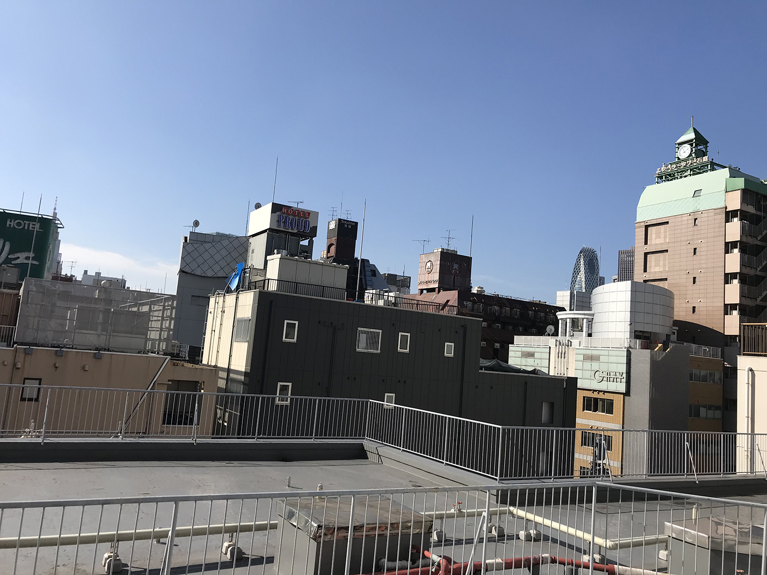 日本宣言紧急事态 (日本首相紧急事态宣言召开发布会)