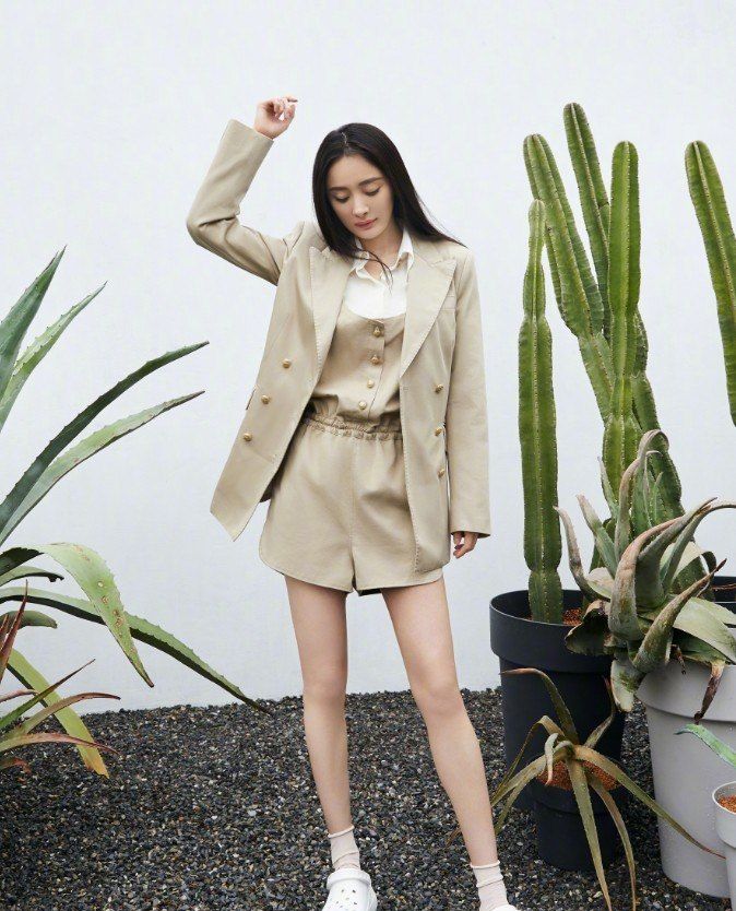 杨幂代言的洞洞鞋是什么品牌,杨幂又带火一款老爹鞋