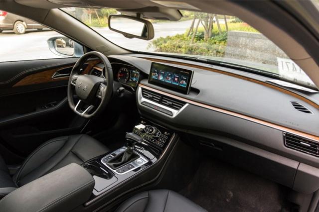 迪拜红旗h5出租车,全新红旗h5国外街头