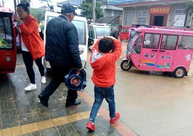 为何老人身上会有一股味？建议：50岁后远离2个习惯，老了或没味