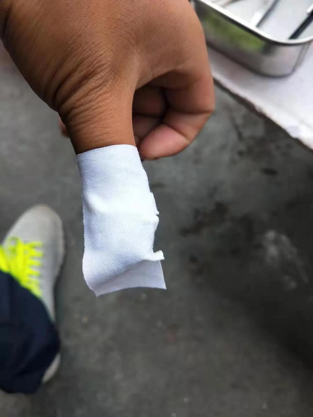 专业修灰指甲,专治鸡眼脚气灰指甲