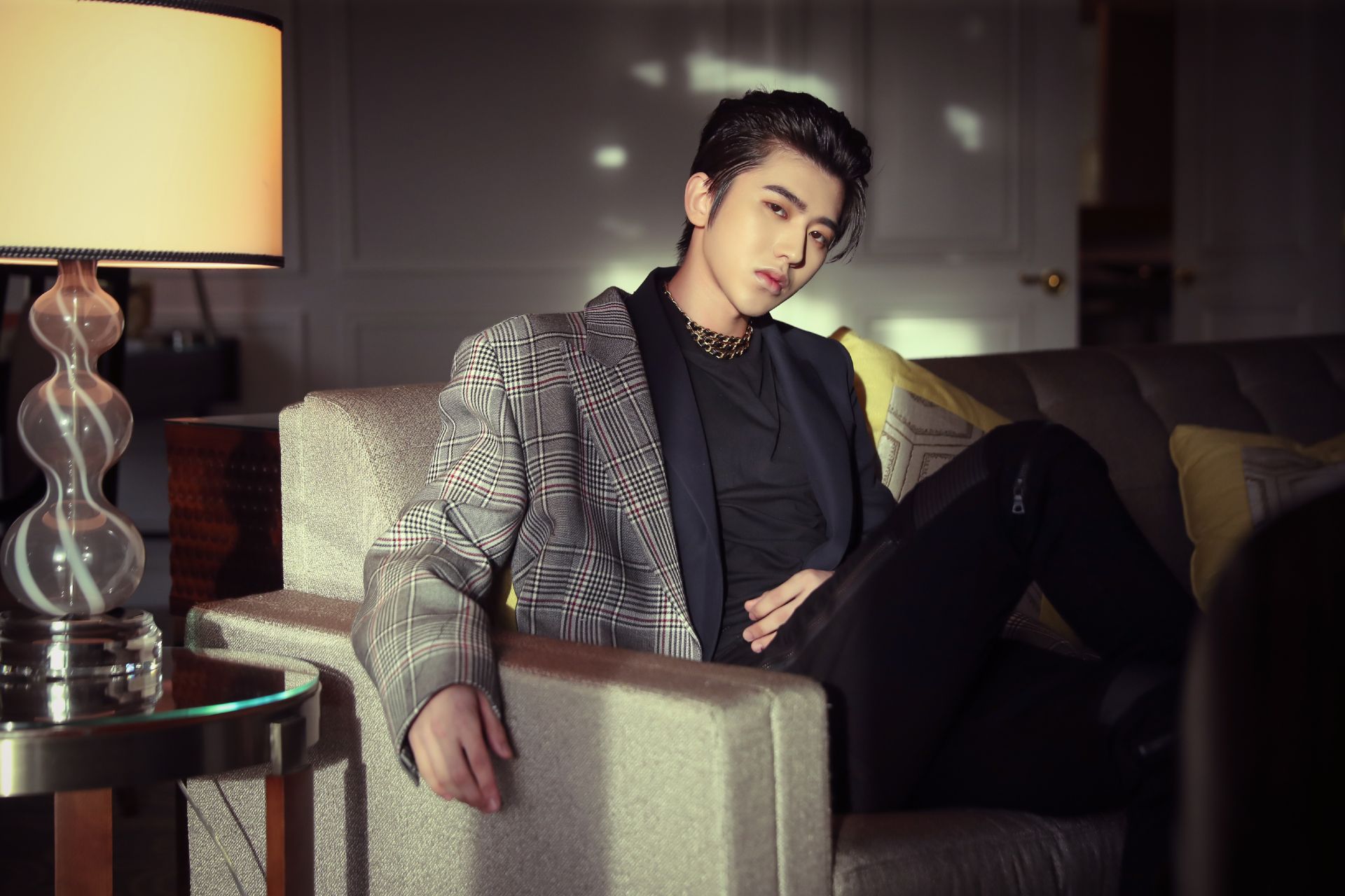 复古西装任由你学，一准帅出绅士范儿，蔡徐坤气质不错呦