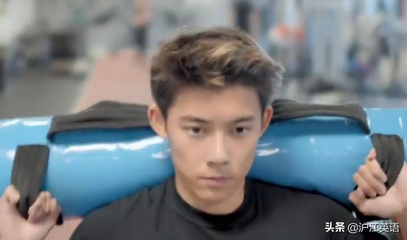 中国足球小将惊艳日本,18岁中国的足球小帅哥