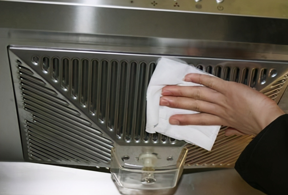 清洗油烟机一喷一擦轻松搞定,用什么洗剂清洗油烟机最快最干净