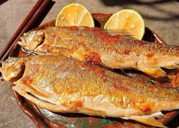 煎鱼总粘锅,别再怨锅了,大厨教你3个技巧,不粘锅不破皮,管用