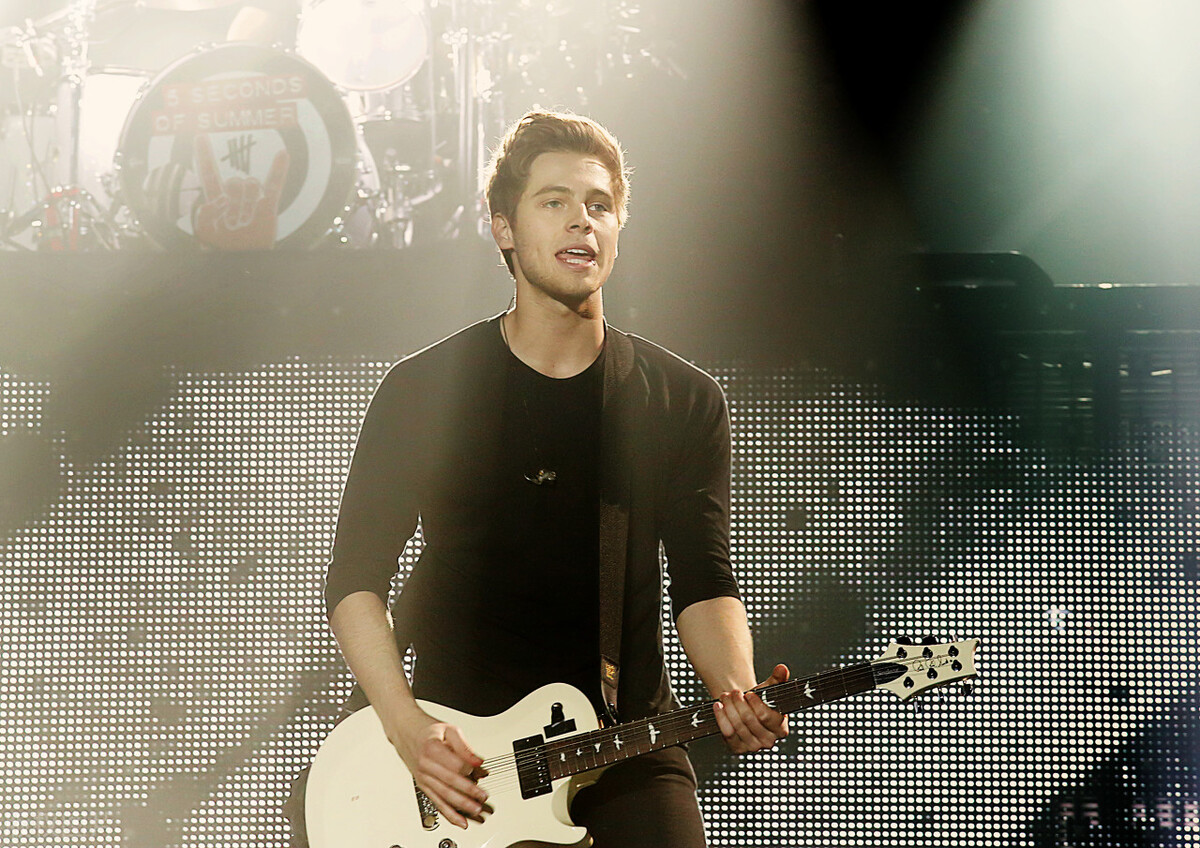 澳大利亚男歌手跟越美混血女星求婚成功