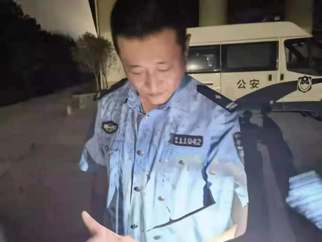 一声巨响，沸油扑向他的脸上、身上、眼睛里……这张照片瞬间让人破防！