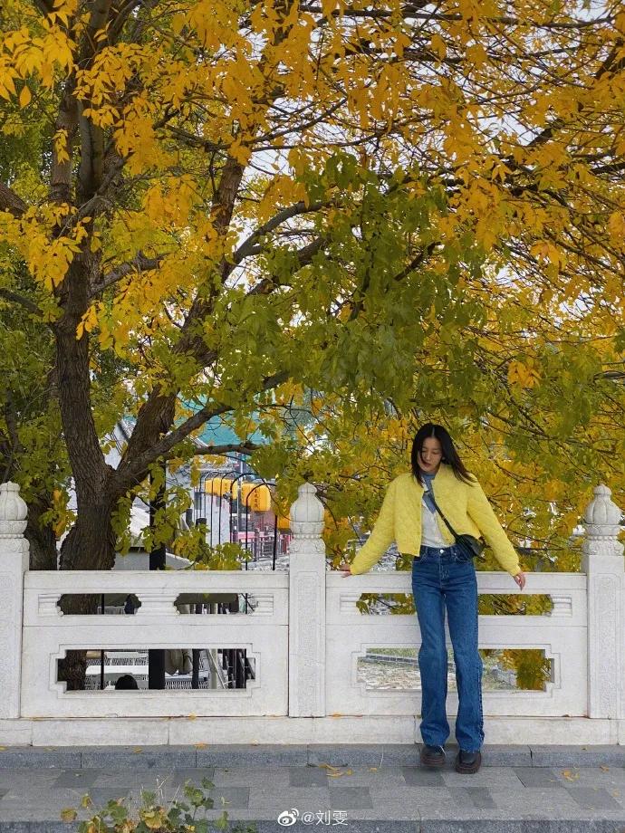 周扬青造型被吐槽脖子短,周扬青深夜晒发照片