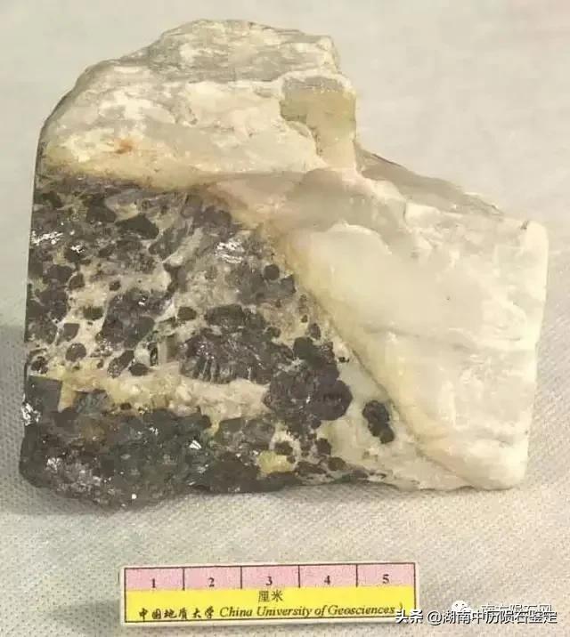 月球陨石与地球矿石的区别,月球陨石和矿石有什么区别