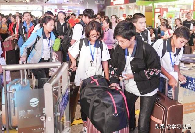 大一新生开学时火车票容易买吗,大一开学买火车票凭什么半价