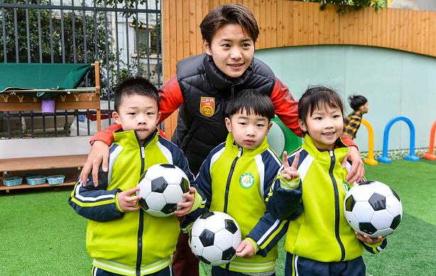 中国女足王霜帅气视频,中国女足王霜魔幻般球技