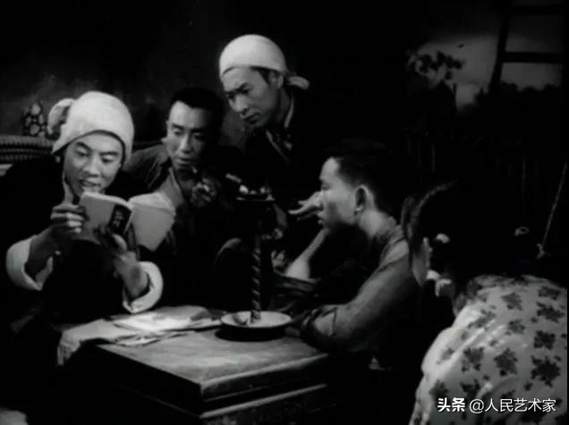 为了拍好这部《地道战》，朱龙广摔裂了右膝导致自己残疾，刘江戴假牙嘴巴被磨得发肿，苦不堪言