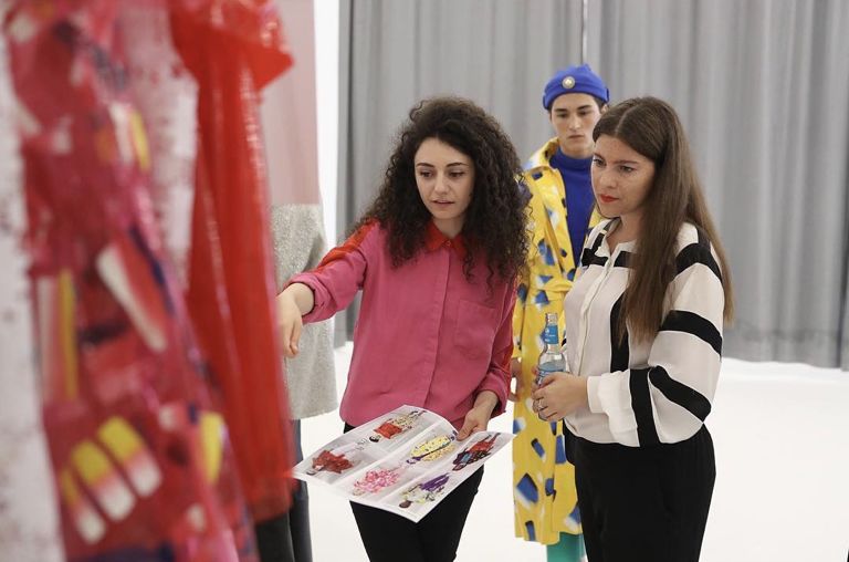 侃爷跟耐克合作鞋款,侃爷nike老爹鞋