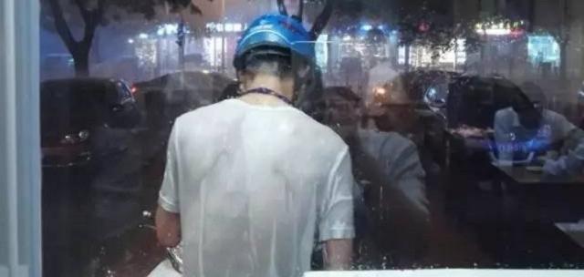 外卖小哥半夜送餐，女顾客要求捎盒那个，小哥掏出200小费愣住