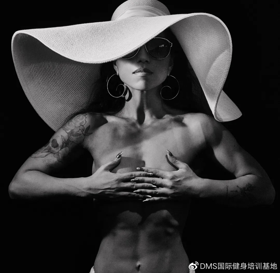 她，环游50+国家，40岁开始健身47岁登台参赛，她叫艾文仍在追梦