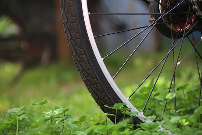 电动自行车尾灯亮什么原因,自行车尾灯闪烁是什么意思