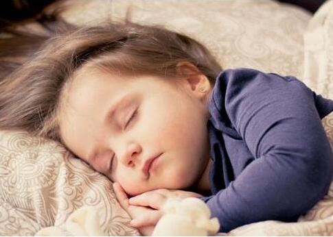 宝宝睡眠老惊醒,宝宝睡眠容易惊怎么办