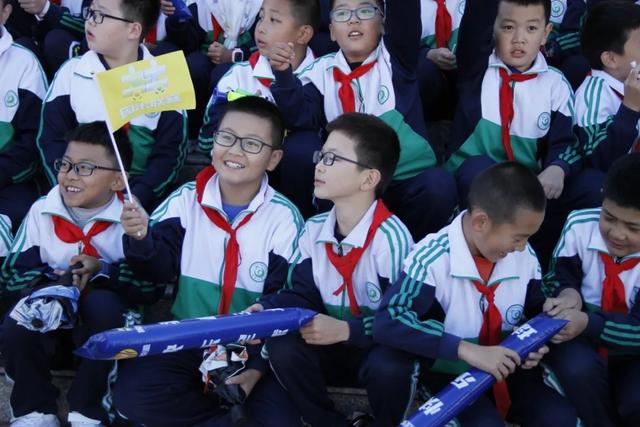 “少年花伞舞，悠扬骏马曲”助威“周末联赛”鄂尔多斯四赛区