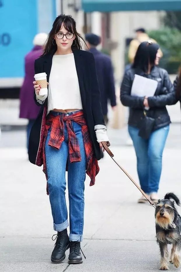 冬季显瘦裤子配靴子,现在还流行打底裤配靴子吗