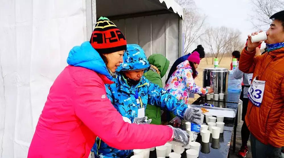 在寒冷中跑步,在马拉松当志愿者
