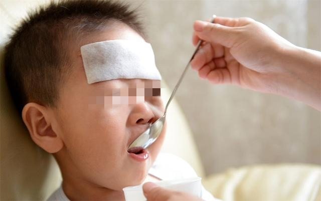 孩子误食干燥剂的做法,小女孩误把干燥剂当零食吃了