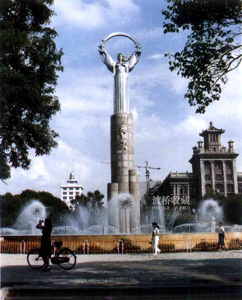 20年前的鞍山市府广场,80年代鞍山站前公园广场老照片