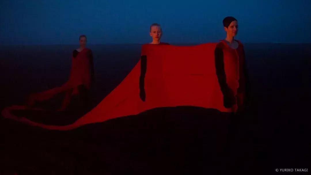 25年前,一个日本人带着天价衣服到中国,给西北人拍了一批硬照