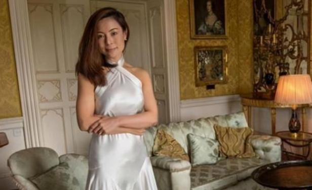 天津女孩恋外国“抠门”小子,见家长才发现,男方拥有6千平豪宅